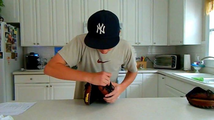 How to break in a catcher’s mitt How to break in a catcher’s mitt